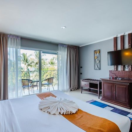 Time Out Hotel Patong Bagian luar foto