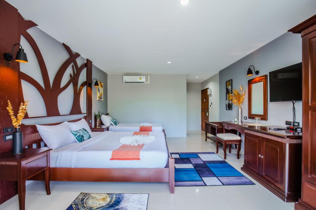 Time Out Hotel Patong Bagian luar foto