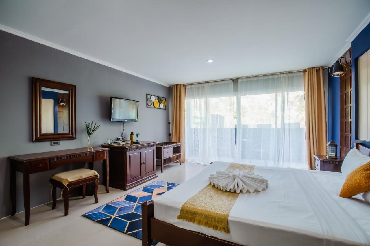 Time Out Hotel Patong Bagian luar foto