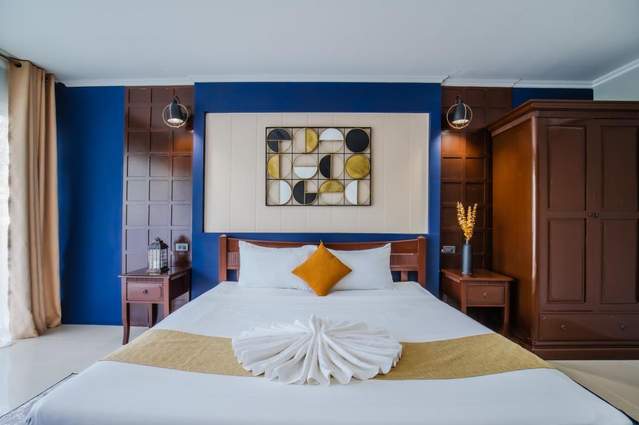 Time Out Hotel Patong Bagian luar foto