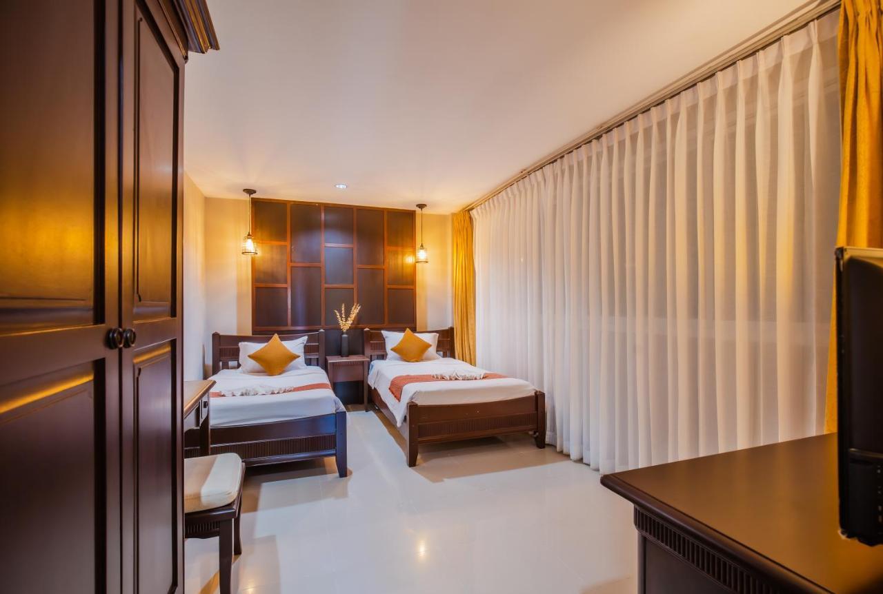 Time Out Hotel Patong Bagian luar foto