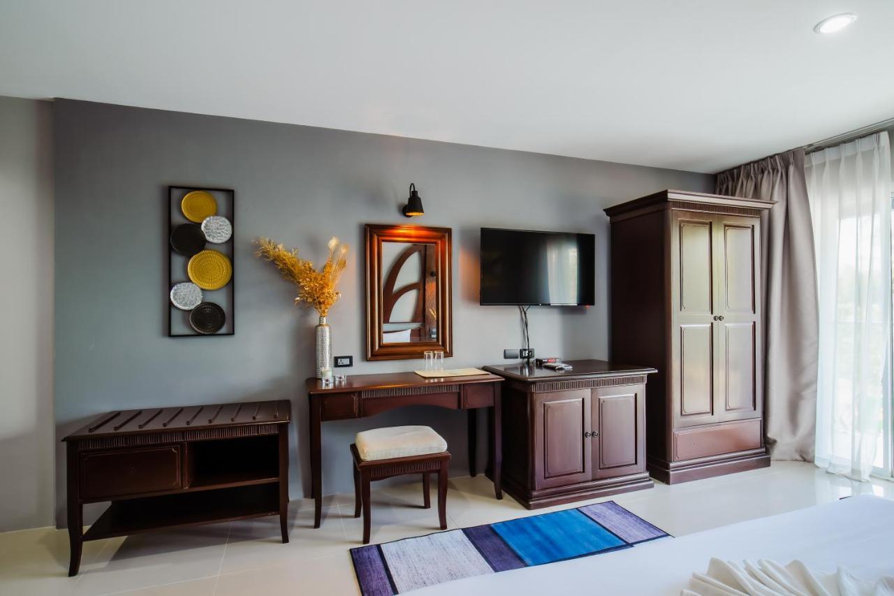 Time Out Hotel Patong Bagian luar foto