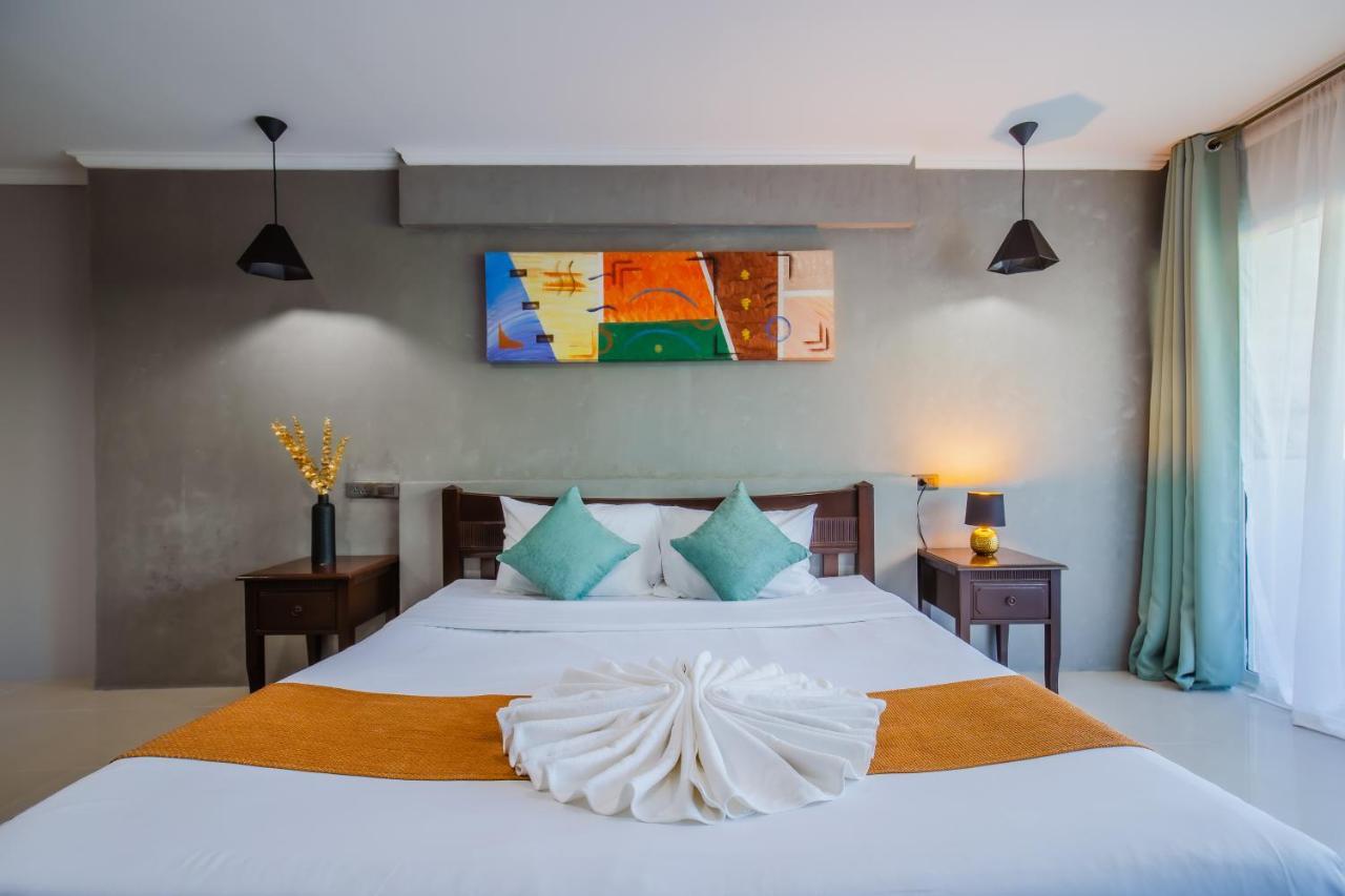Time Out Hotel Patong Bagian luar foto
