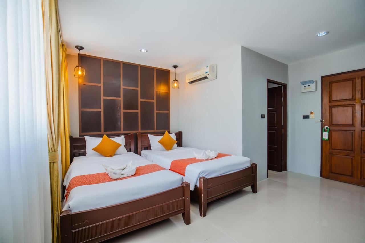 Time Out Hotel Patong Bagian luar foto