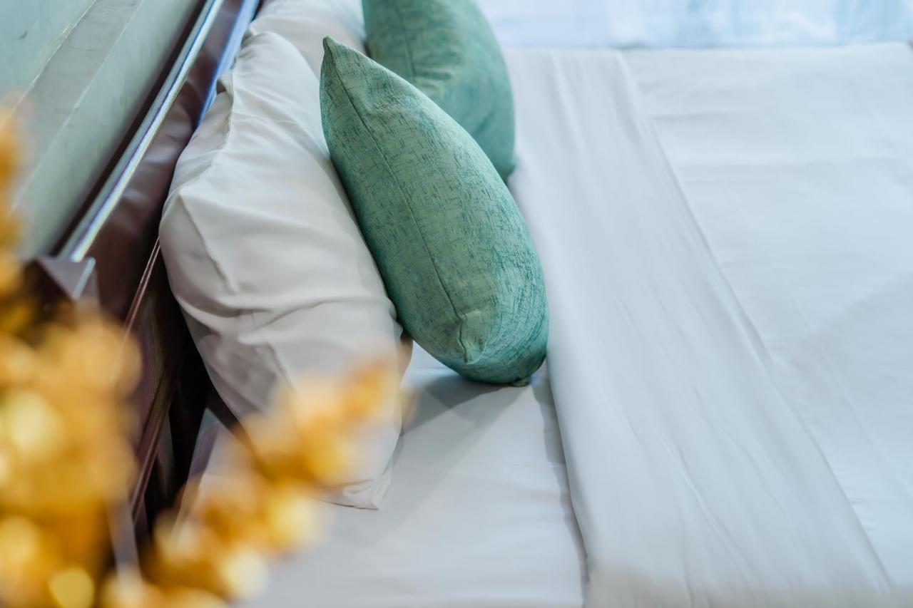 Time Out Hotel Patong Bagian luar foto