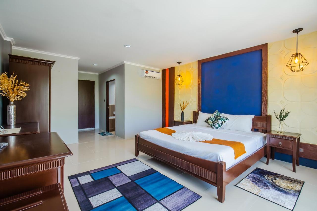 Time Out Hotel Patong Bagian luar foto