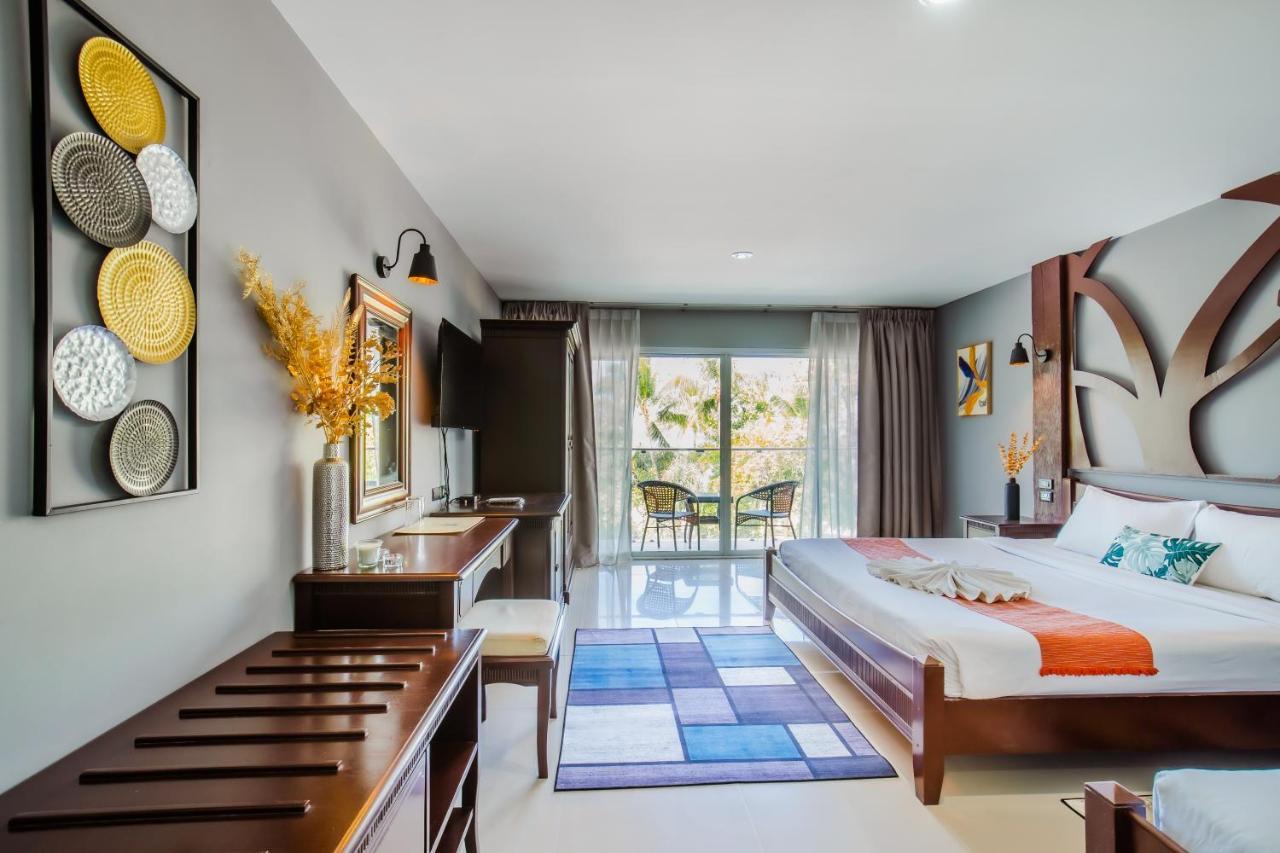 Time Out Hotel Patong Bagian luar foto