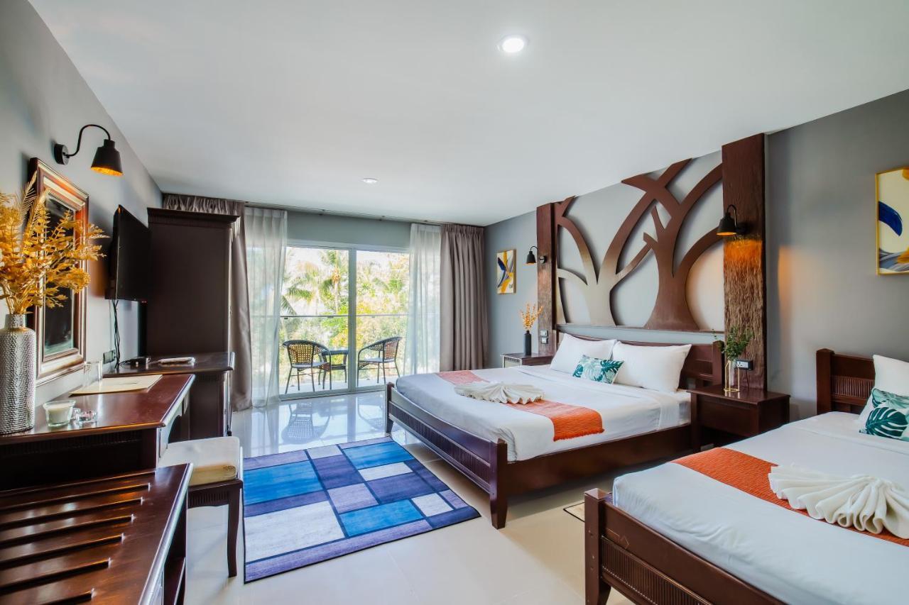Time Out Hotel Patong Bagian luar foto