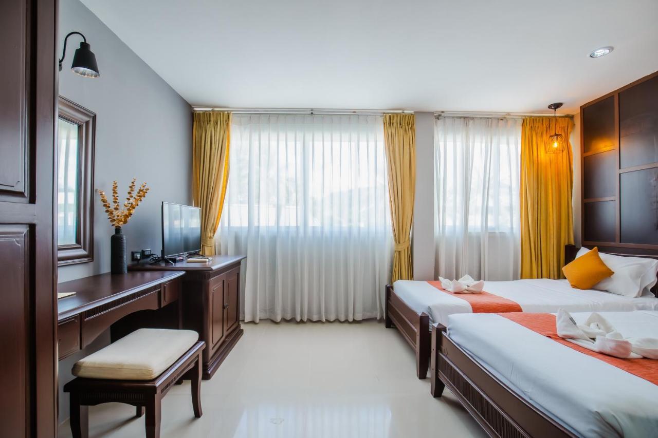 Time Out Hotel Patong Bagian luar foto