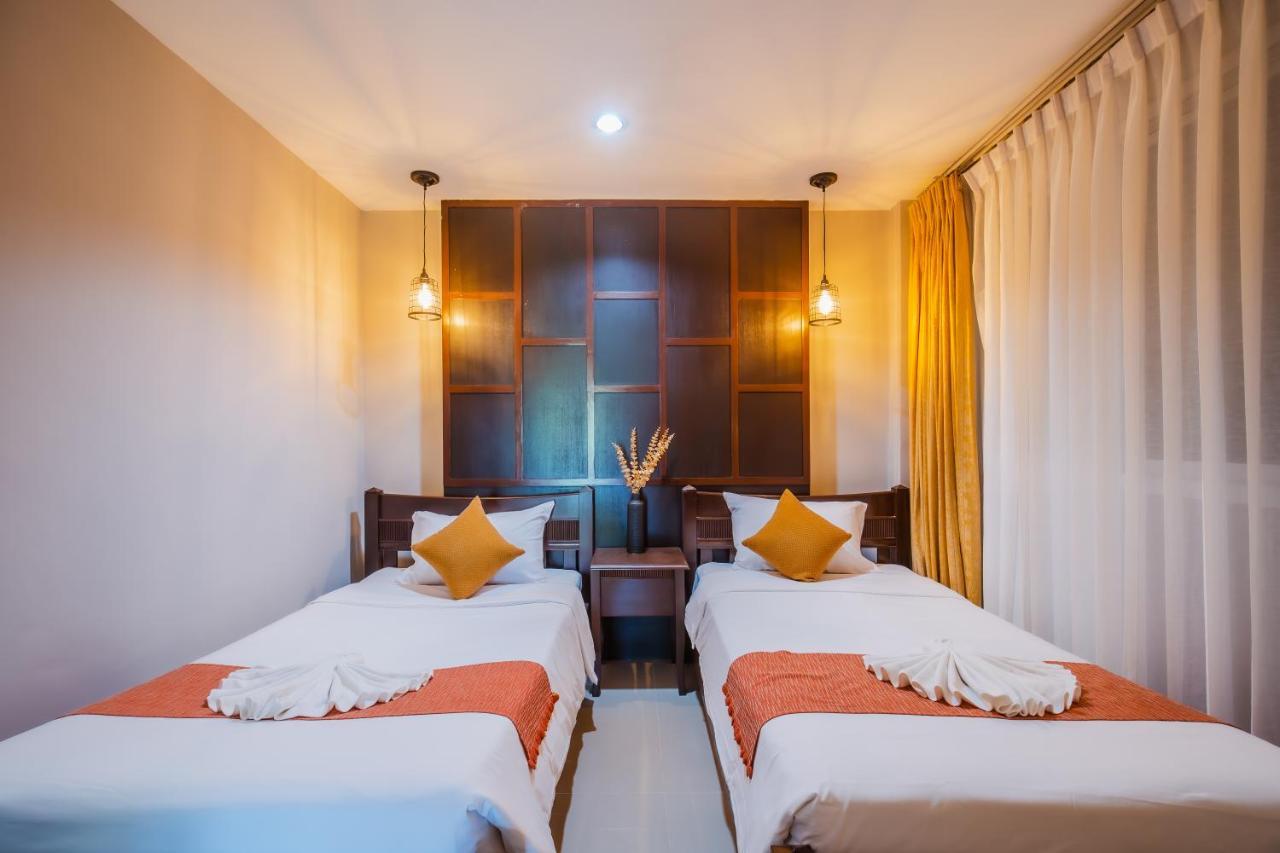 Time Out Hotel Patong Bagian luar foto