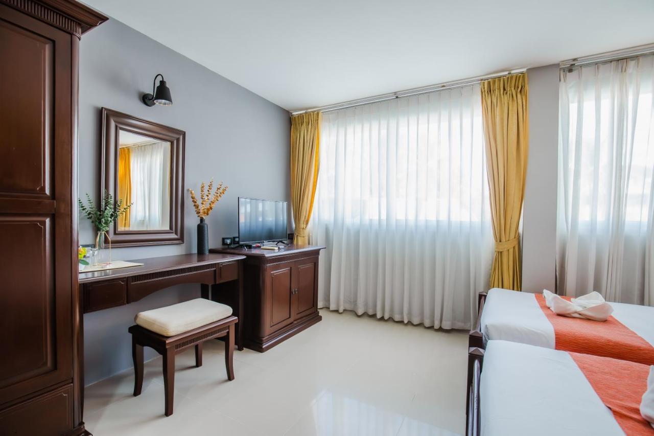 Time Out Hotel Patong Bagian luar foto