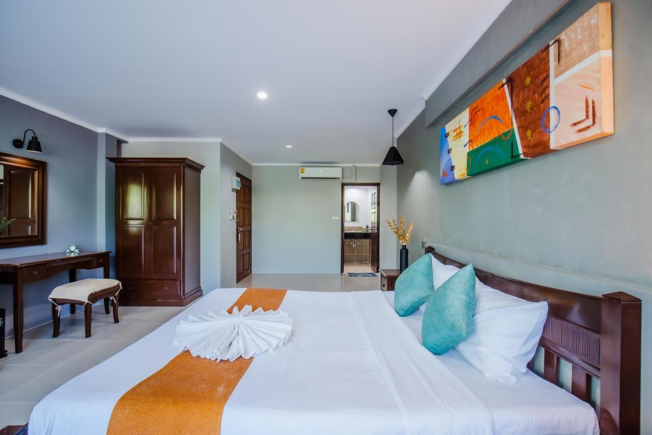 Time Out Hotel Patong Bagian luar foto
