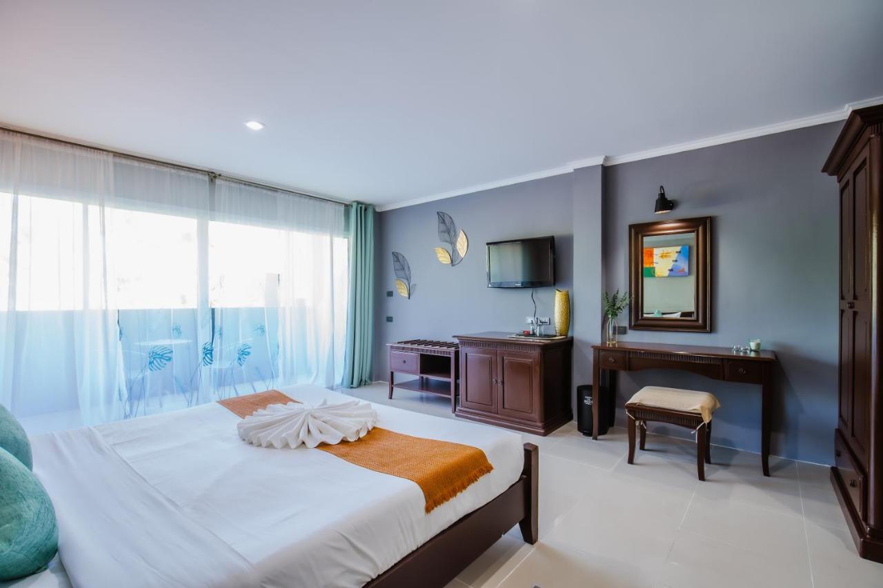 Time Out Hotel Patong Bagian luar foto