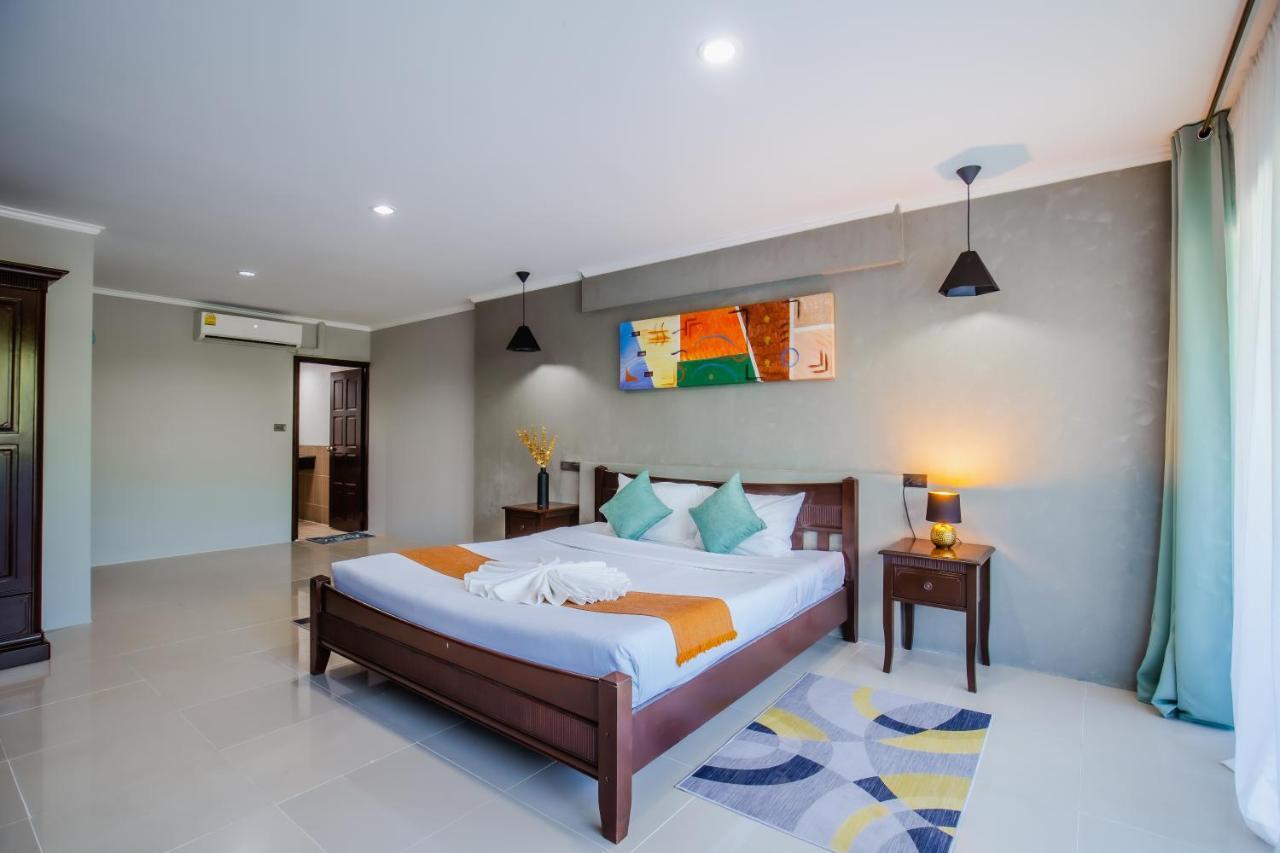 Time Out Hotel Patong Bagian luar foto
