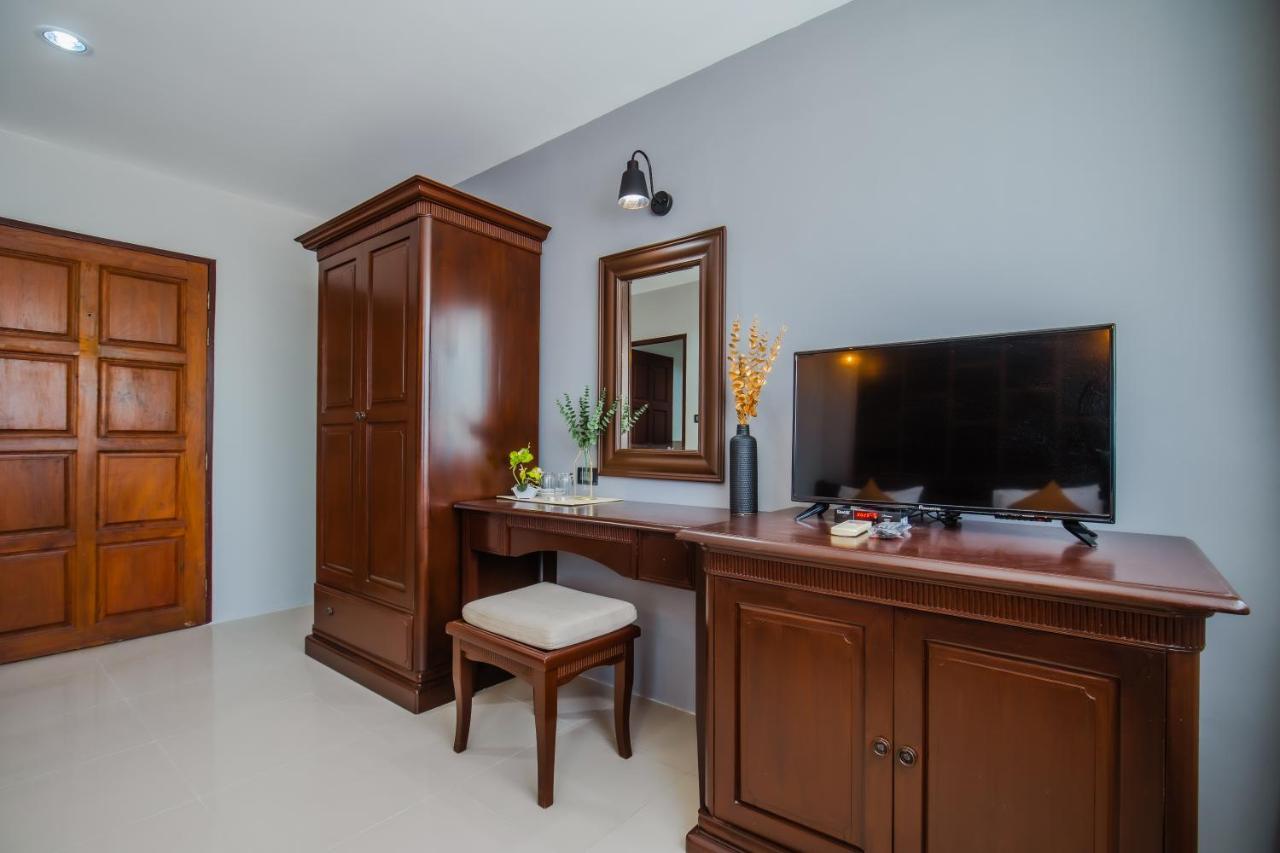 Time Out Hotel Patong Bagian luar foto