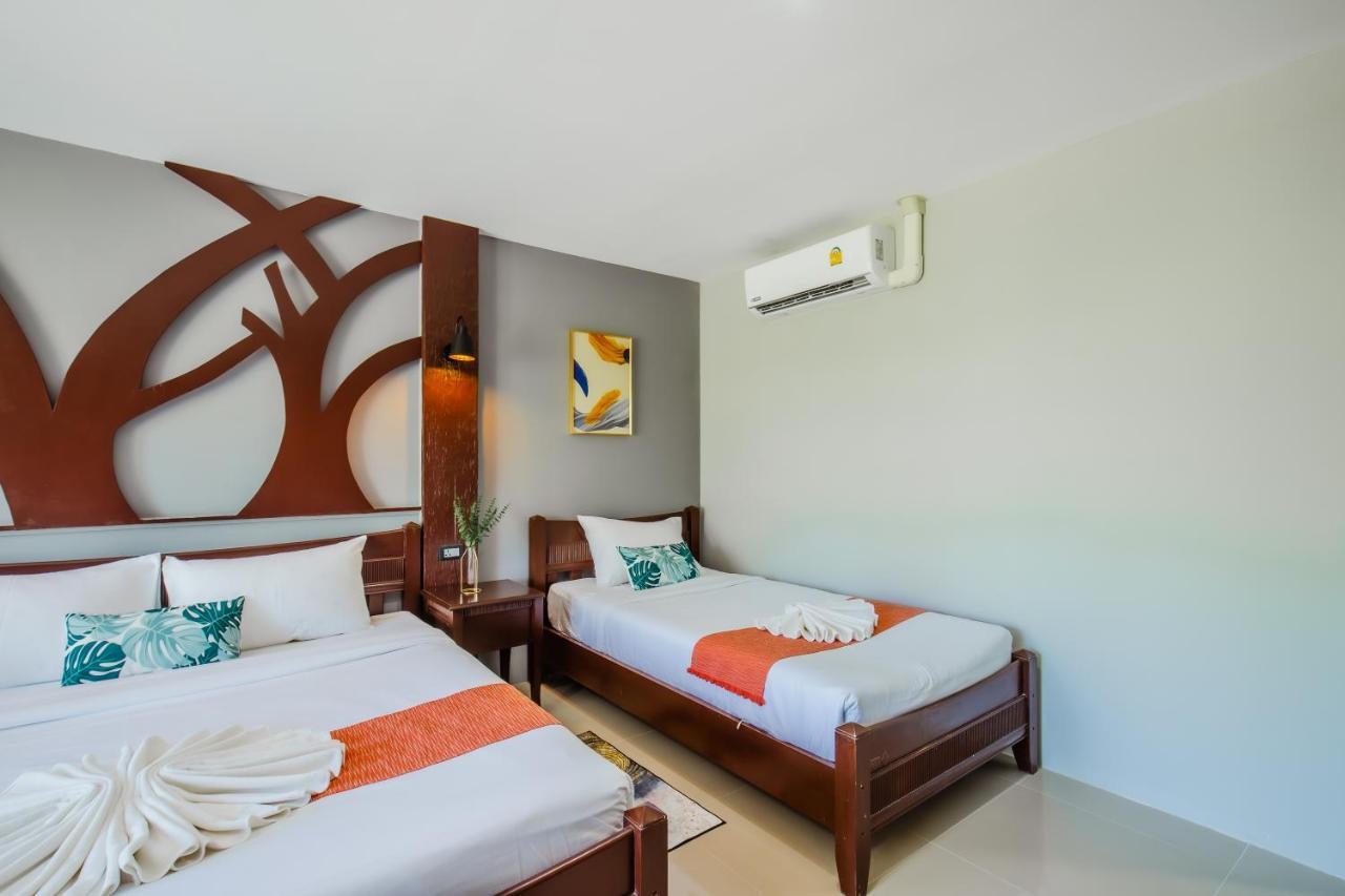 Time Out Hotel Patong Bagian luar foto